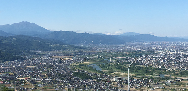 現場で上司が部下に指示している様子